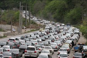 ترافیک سنگین در محورهای شمالی کشور/ اعمال محدودیت تردد در جاده چالوس
